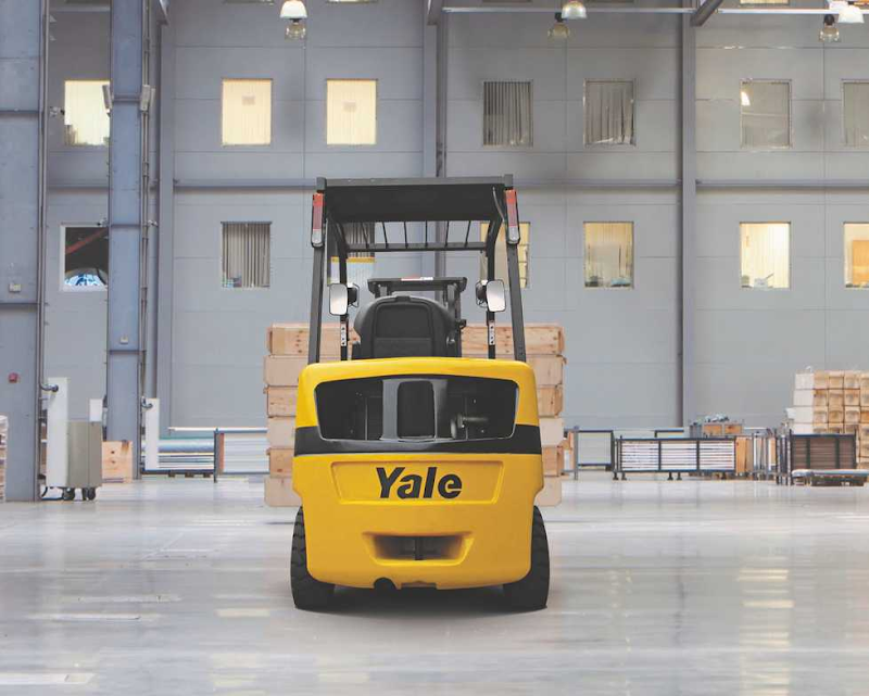 Xe nâng dầu Yale GP20-35MX rất thích hợp cho công việc nâng hạ ngoài trời