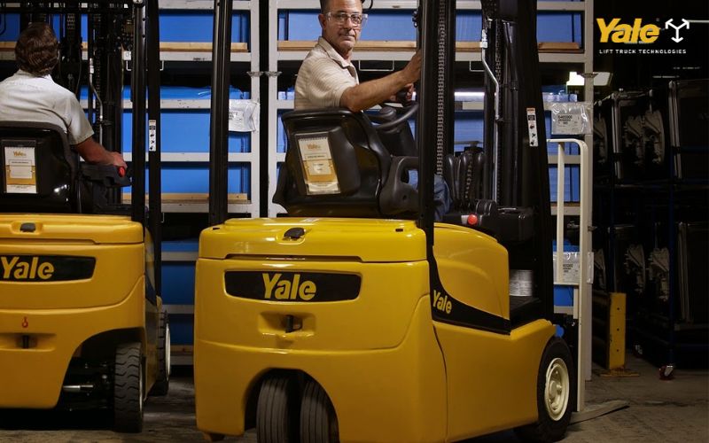 Xe nâng Yale được trang bị bộ giới hạn tốc độ di chuyển giúp đảm bảo an toàn cho người vận hành cũng như người đi bộ