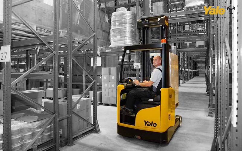 Xe nâng reach truck Yale Forklifts linh hoạt trong di chuyển