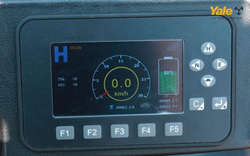 Động cơ AC trên xe nâng điện ERP15-35UX được điều khiển thông qua màn hình điện tử