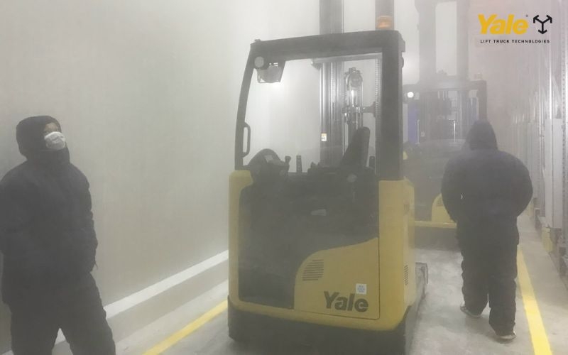 Xe nâng điện Yale trong kho lạnh