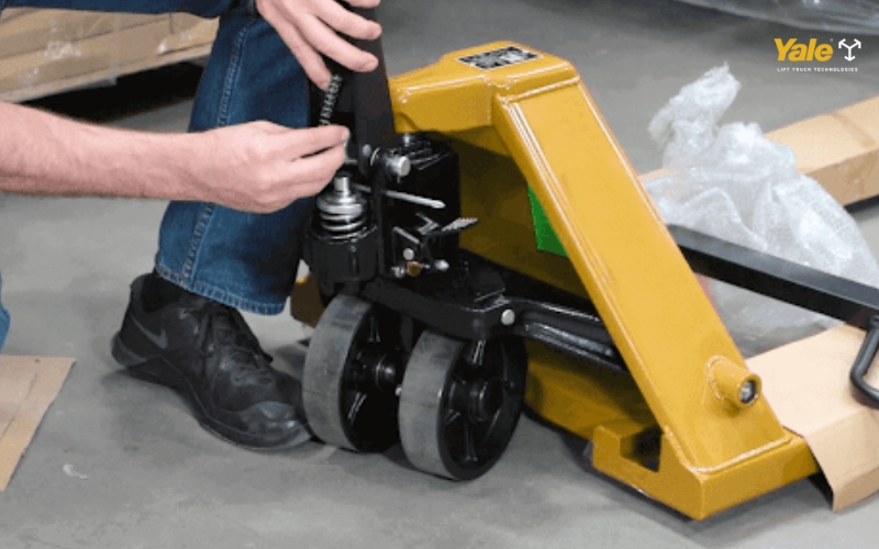 Gỡ chốt ngang cố định đòn bẩy xe nâng tay