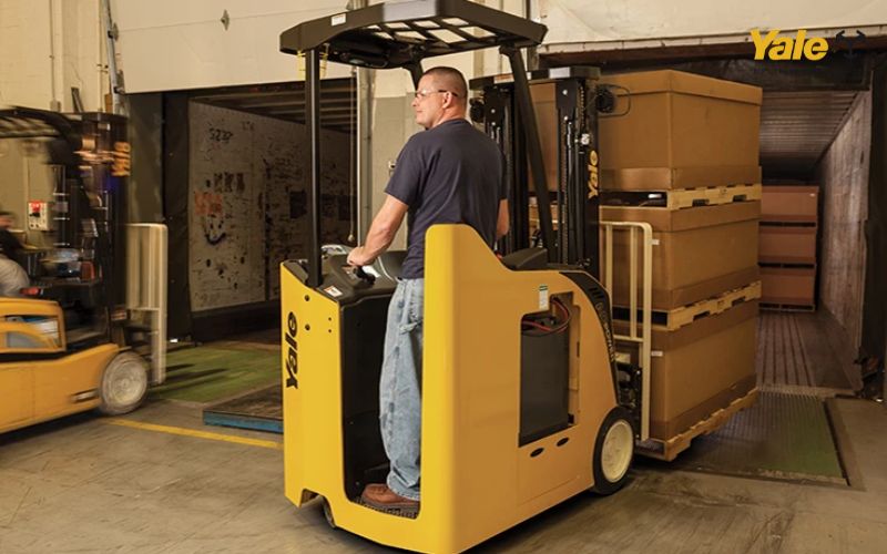 Xe nâng điện đứng lái hiện đại - giải pháp tối ưu cho không gian kho hàng hiện đại với khả năng vận hành linh hoạt và an toàn