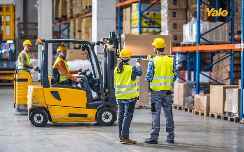 Người vận hành xe nâng điện đứng lái cần chuẩn bị đầy đủ và an toàn trước khi làm việc