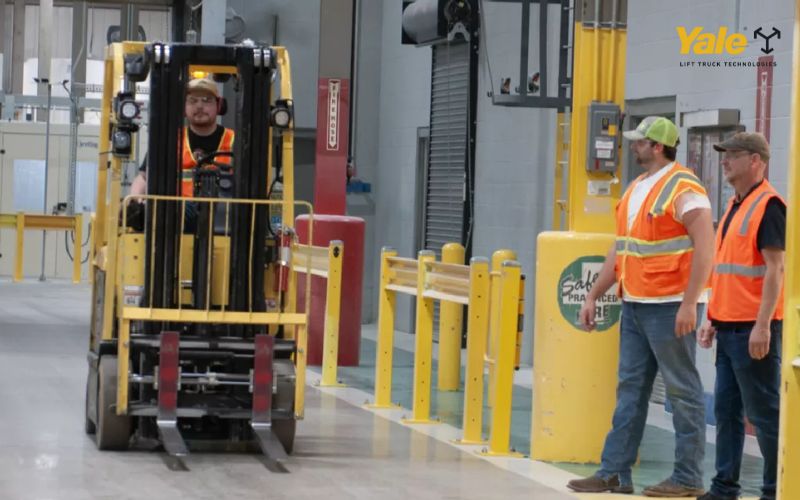 Tuân thủ các quy tắc an toàn khi vận hành xe nâng điện đứng lái