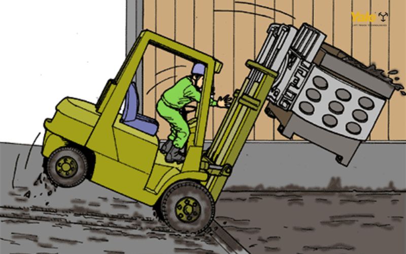 Lật xe nâng gây nguy hiểm cho tính mạng