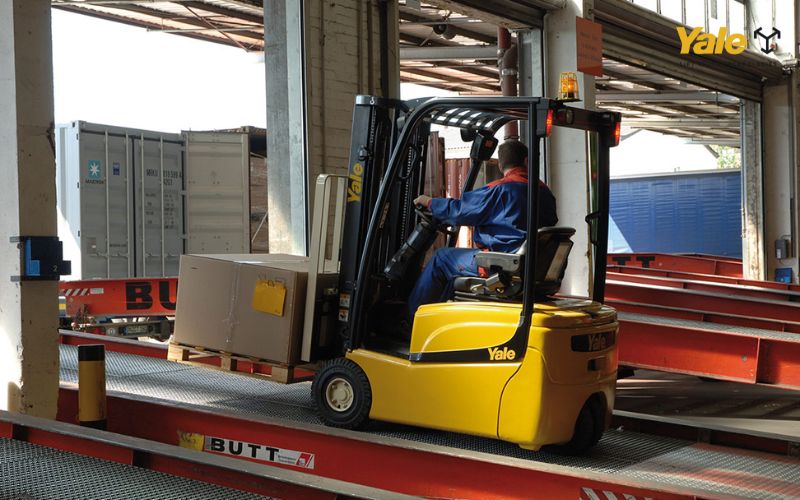 Với khả năng thích nghi cao, xe nâng được ứng dụng trong hầu hết ngành nghề từ sản xuất, vận tải đến tái chế, khai khoáng