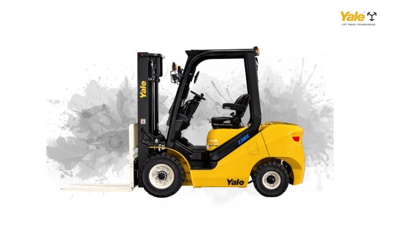 Không hoảng loạn, dừng xe và thay thế lốp khi xe nâng gặp sự cố nổ lốp