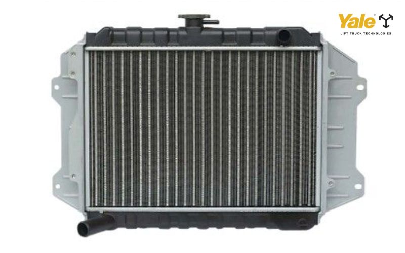 Két nước làm mát xe nâng là bộ phận quan trọng giúp động cơ hoạt động ổn định