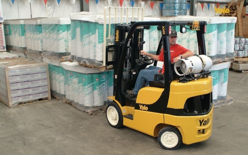 Lọc gió đóng vai trò then chốt trong việc bảo vệ động cơ xe nâng khỏi bụi bẩn, duy trì hiệu suất đốt cháy và tiết kiệm nhiên liệu