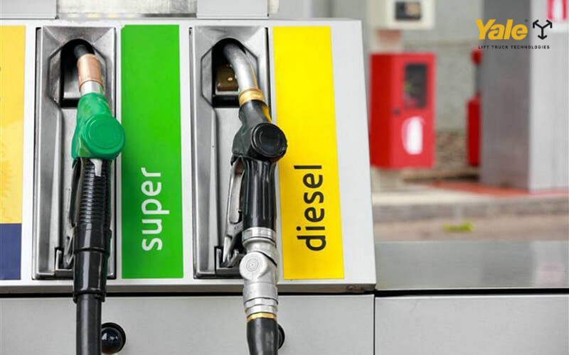 Giải đáp những thắc mắc phổ biến khi so sánh động cơ xăng và động cơ diesel, hỗ trợ doanh nghiệp lựa chọn xe nâng phù hợp nhất