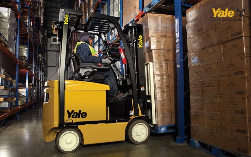 Xe nâng điện Yale được sử dụng nâng hàng trong kho bãi của doanh nghiệp