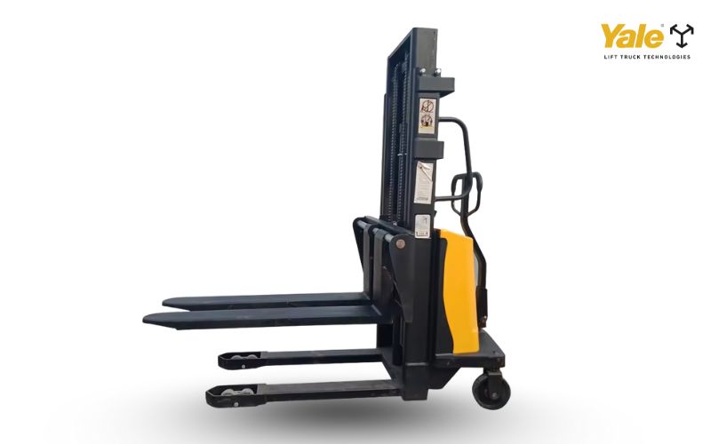 Sử dụng xe nâng bán tự động hiệu quả cần sạc pin đúng cách, kiểm tra kỹ và tuân thủ tải trọng an toàn