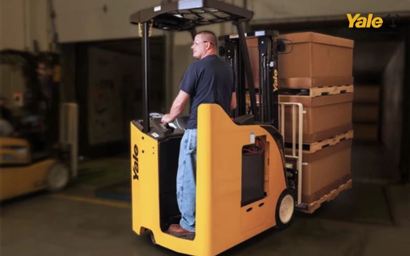 Xe nâng điện sử dụng bình điện Lithium đang ngày càng được ưa chuộng nhờ hiệu suất cao