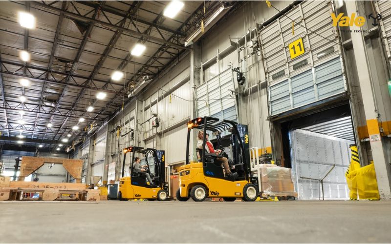 Xe nâng điện sử dụng bình điện Lithium ngày càng được ưa chuộng nhờ khả năng vận hành bền bỉ