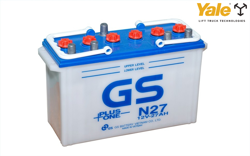 Trong ngành xe nâng, hai loại ắc quy phổ biến nhất là ắc quy nước và ắc quy khô