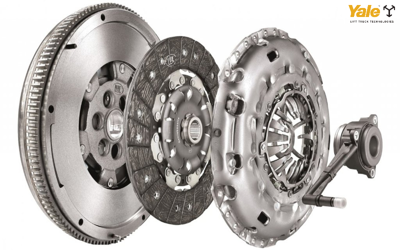 Ly hợp (clutch) là bộ phận nằm giữa động cơ và hộp số