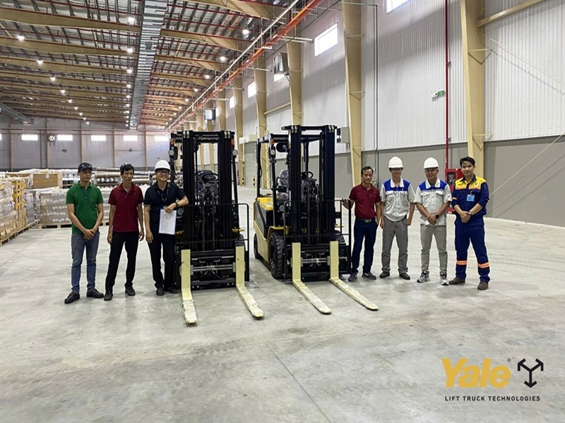 Xe nâng Yale Việt Nam – CN miền Trung bàn giao 2 xe nâng điện 2,5 tấn YALE FB25RZ2 cho doanh nghiệp nội thất