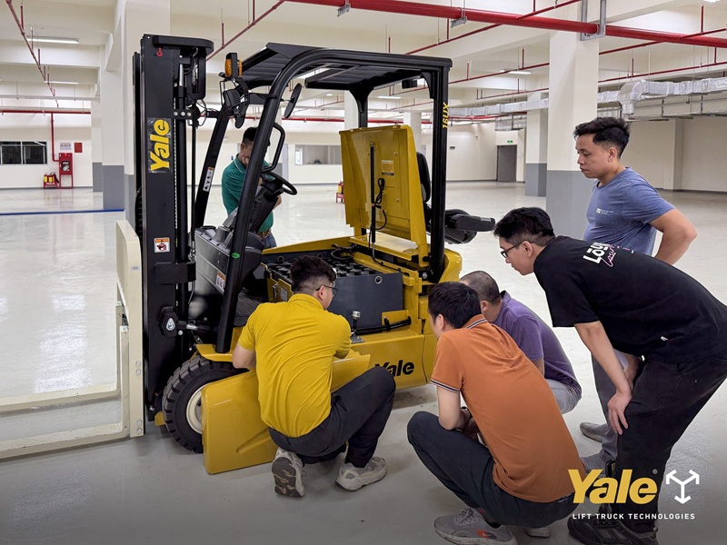 Xe nâng Yale Việt Nam - Chi nhánh Hải Phòng đã bàn giao thành công xe nâng điện 3 bánh 𝐘𝐀𝐋𝐄 𝐄𝐑𝐏𝟏𝟔𝐔𝐗𝐓 - tải trọng 1,6 tấn đến khách hàng thuộc lĩnh vực sản xuất nhựa ở khu vực Hải Phòng