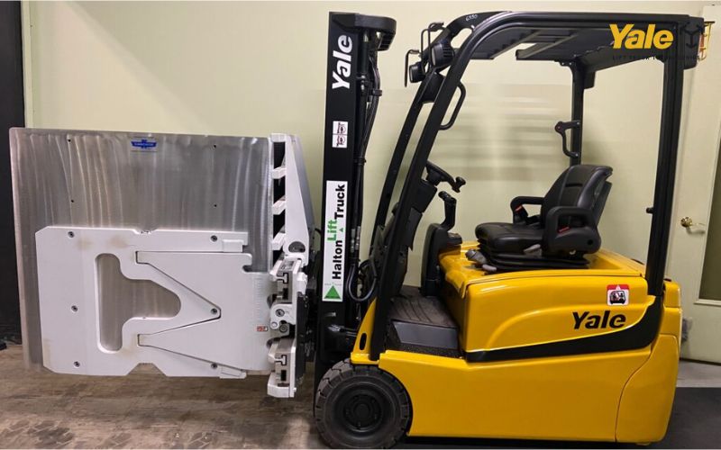 Xe nâng kẹp vuông là giải pháp lý tưởng để xử lý các loại hàng hóa đóng hộp