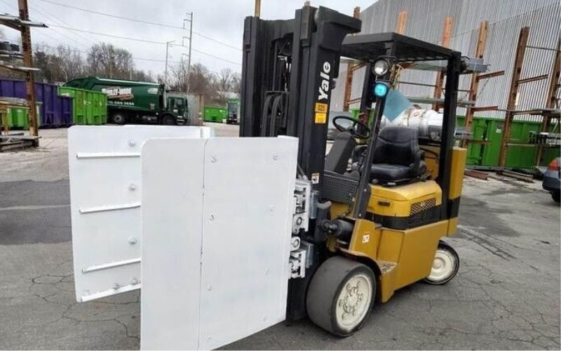 Xe nâng kẹp vuông được ứng dụng rộng rãi trong các ngành công nghiệp