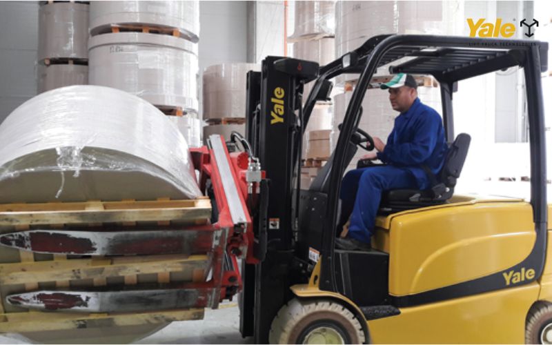 Xe nâng kẹp vuông là thiết bị không thể thiếu trong các ngành công nghiệp hiện đại
