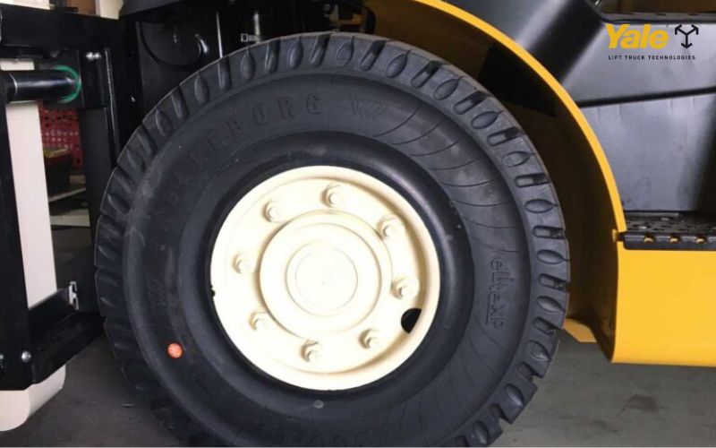 Bánh xe nâng điện bằng cao su là loại bánh được sử dụng phổ biến trên các dòng xe nâng điện hiện nay
