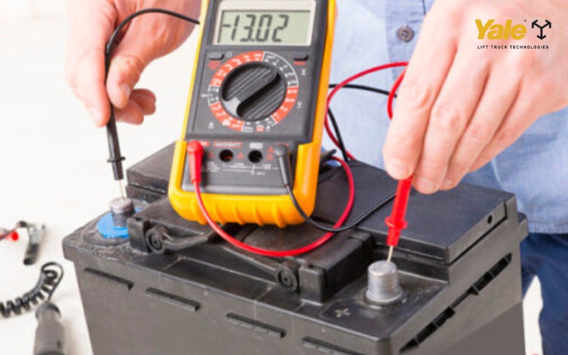 Bình ắc quy bị nóng khi sạc là dấu hiệu bất thường, có thể gây cháy nổ và giảm tuổi thọ thiết bị
