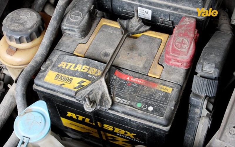 Khi ắc quy nóng bất thường lúc sạc, không nên tiếp tục nạp điện vì có nguy cơ hỏng bản cực, rò rỉ axit và thậm chí cháy nổ