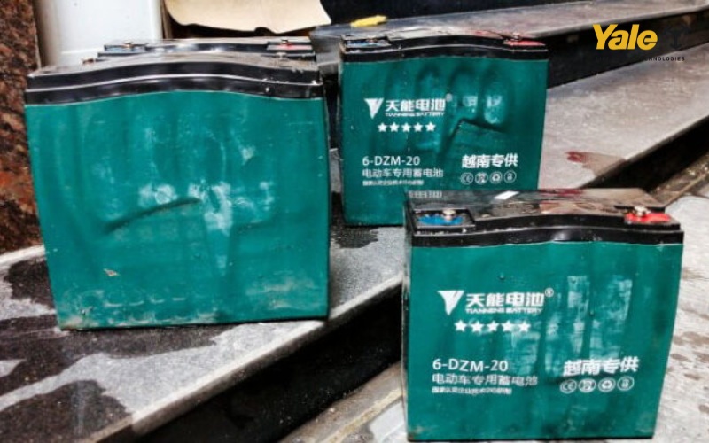 Các nguyên nhân ắc quy nóng khi sạc gồm: dùng bộ sạc sai thông số, ắc quy đã lão hóa, sạc quá lâu hoặc quá mức và môi trường sạc không phù hợp