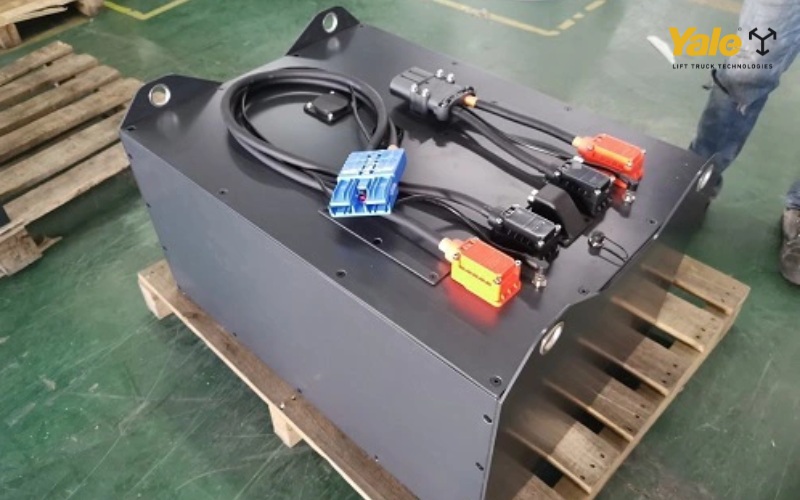 Bình điện lithium xe nâng là ắc quy hiện đại dùng công nghệ lithium-ion, được quản lý bởi hệ thống BMS giúp giám sát và bảo vệ pin trong quá trình sạc – xả