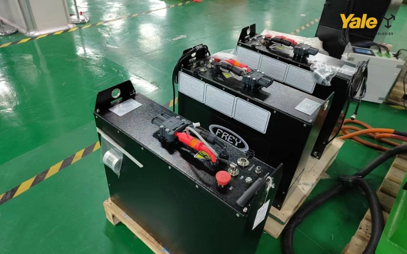 Bình điện lithium xe nâng nổi bật với sạc nhanh, tuổi thọ dài, công suất ổn định, ít bảo trì và thân thiện với môi trường