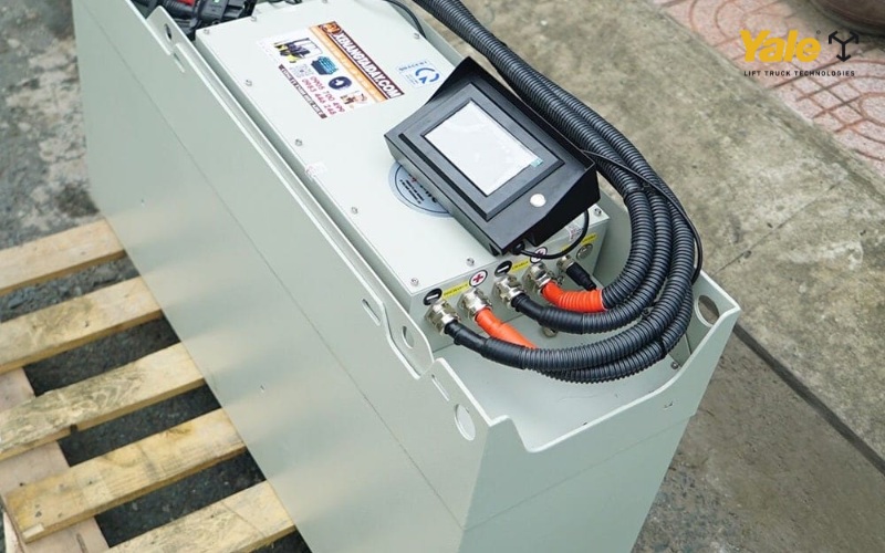 Bình điện lithium xe nâng có chi phí đầu tư cao, cần sạc và bảo quản đặc thù, đồng thời khả năng tái chế còn hạn chế