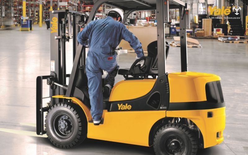 Bình ắc quy xe nâng yếu hoặc hỏng thường được nhận biết qua thời gian sử dụng ngắn, khó sạc, biến dạng bề mặt hay hiệu suất xe giảm rõ rệt.