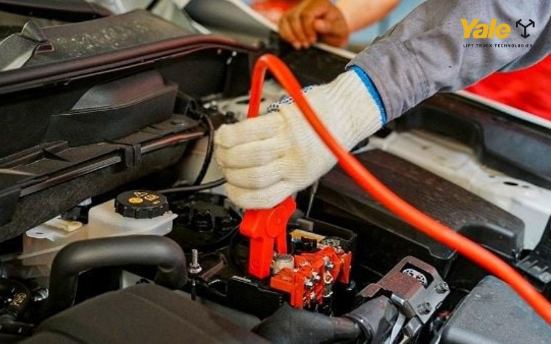 Bình ắc quy xe nâng có thể được kiểm tra bằng vôn kế, máy test dung lượng và thiết bị đo dòng nạp/xả để xác định chính xác tình trạng hư hỏng.