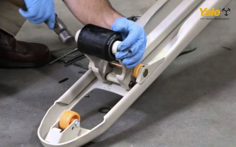Việc tháo lắp bánh xe nâng tay là thao tác cần thiết khi bảo dưỡng hoặc thay mới