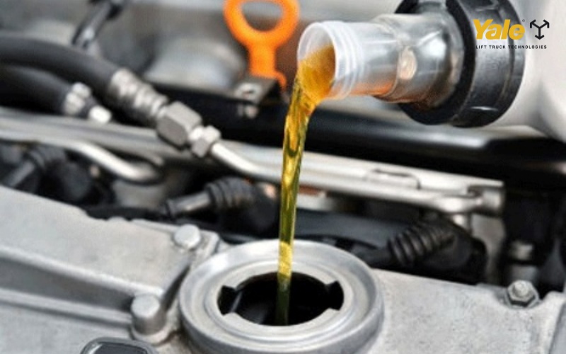 Dầu cầu xe nâng là chất bôi trơn quan trọng giúp bảo vệ hệ truyền động, cần được thay định kỳ để đảm bảo hiệu suất và tuổi thọ thiết bị