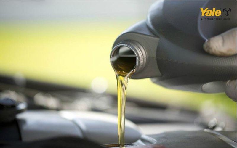 Dầu cầu xe nâng (hay nhớt cầu) giúp bảo vệ bánh răng và chi tiết truyền động khi xe nâng hoạt động tải nặng, liên tục