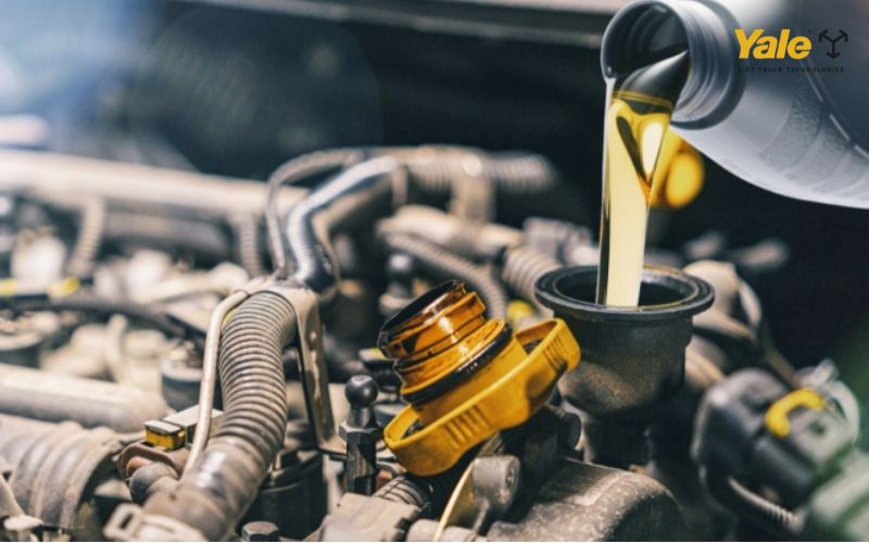 Dầu cầu xe nâng cần được thay định kỳ hoặc khi dầu xuống cấp, đổi màu, có mùi khét, hoặc khi xe phát tiếng ồn
