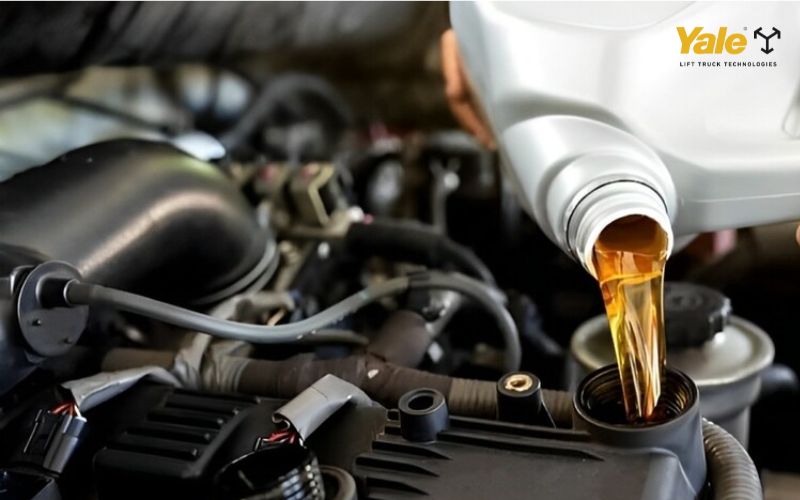 Thay nhớt cầu xe nâng gồm xả dầu cũ, vệ sinh, châm dầu mới đúng tiêu chuẩn và kiểm tra vận hành để đảm bảo an toàn và bền bỉ