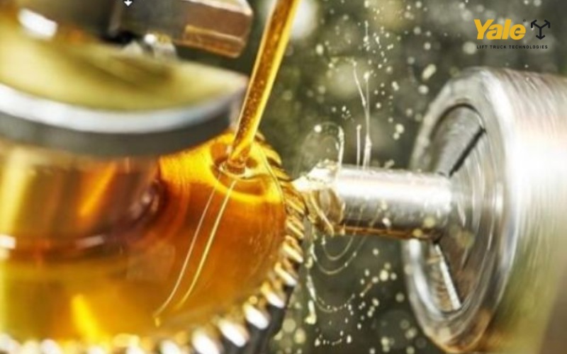 Dầu thủy lực bị nóng chủ yếu do hệ thống làm mát trục trặc, áp suất vượt ngưỡng, bơm – van hỏng hóc, dầu kém chất lượng, môi trường khắc nghiệt hoặc dầu thiếu và nhiễm bẩn