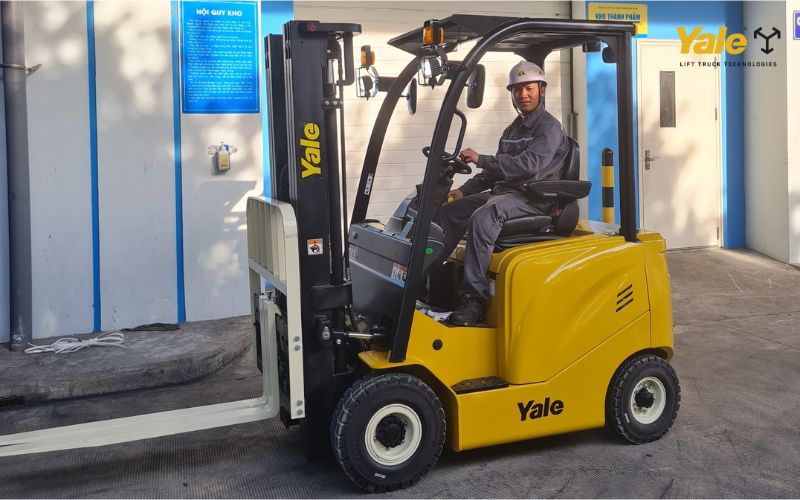 Dây đai an toàn xe nâng giúp bảo vệ người vận hành trong môi trường kho bãi và nhà máy