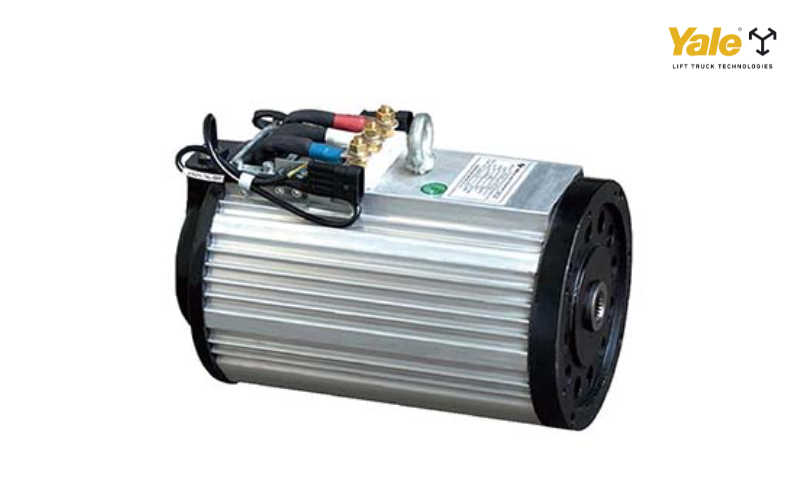 Động cơ điện xoay chiều có ưu điểm bền bỉ, hiệu suất ổn định và chi phí hợp lý, nhưng khó điều chỉnh tốc độ và tiêu thụ dòng lớn khi khởi động