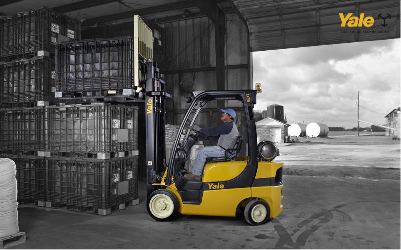 Công việc lái xe nâng bao gồm vận hành di chuyển hàng hóa, kiểm tra – bảo dưỡng xe, tuân thủ an toàn, phối hợp quản lý kho và báo cáo công việc.
