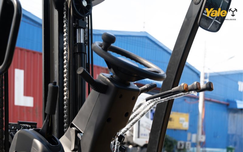 Hình ảnh vô lăng xe nâng trong thực tế vận hành