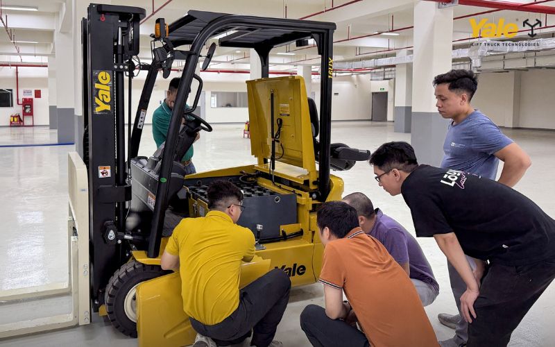 Một số giải pháp khắc phục lỗi xe nâng điện sạc không vào hiệu quả