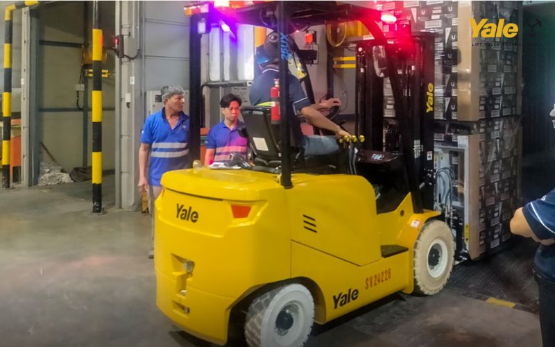 Nguyên lý hoạt động: xe nâng push pull thực hiện thao tác kéo – đẩy hàng hóa trên slip sheet