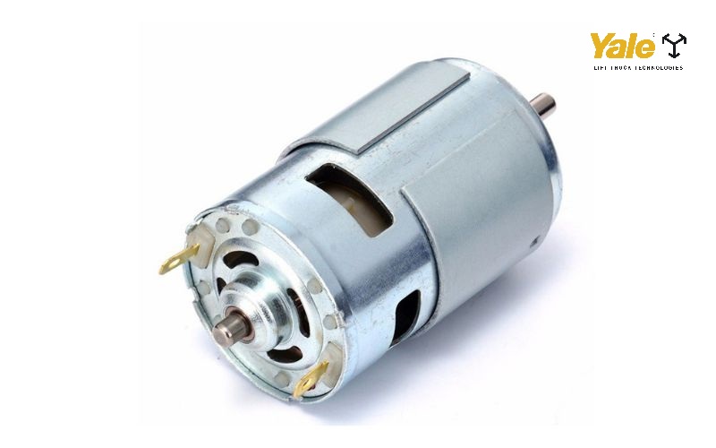 Động cơ DC dùng nguồn điện một chiều từ acquy hoặc bộ chuyển đổi AC sang DC, với cực âm và dương được cố định.