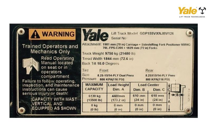 Cận cảnh tem thông số (nameplate) trên thân xe nâng, nơi chứa thông tin Model và Serial Number quan trọng để tra cứu part number