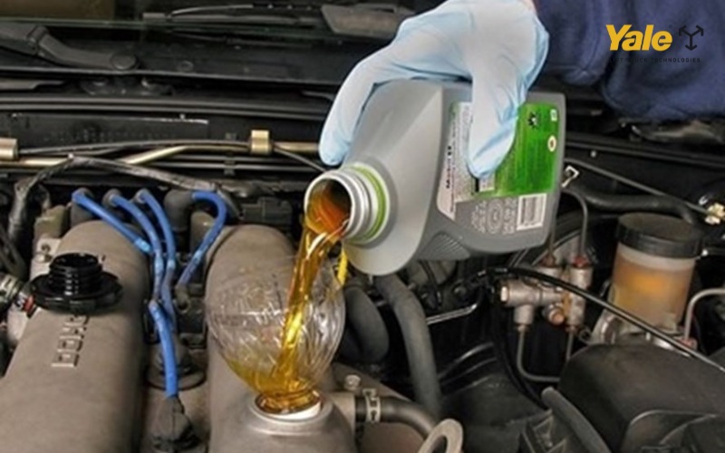 Thay dầu nhớt định kỳ giúp xe nâng vận hành êm ái, giảm mài mòn, tiết kiệm nhiên liệu và kéo dài tuổi thọ động cơ